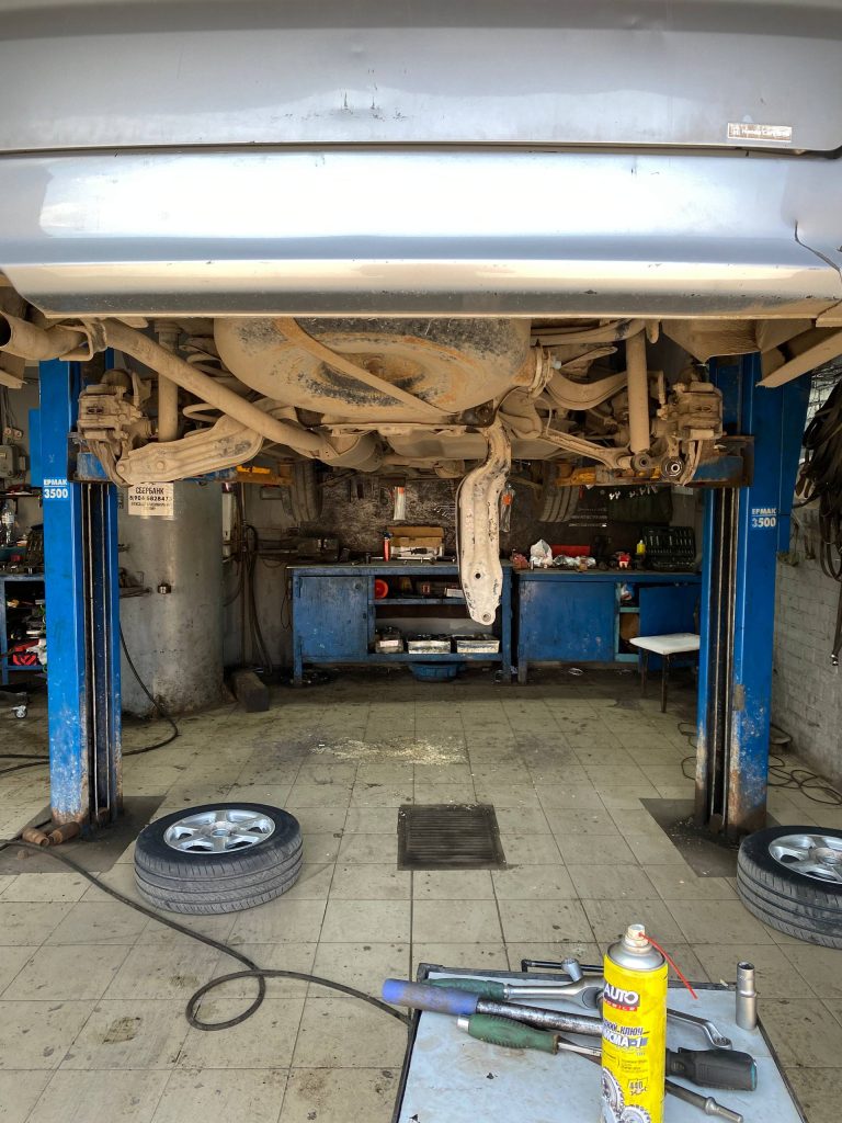 разборка задней подвески Honda Stepwgn RF3 для замены сайлентблоков